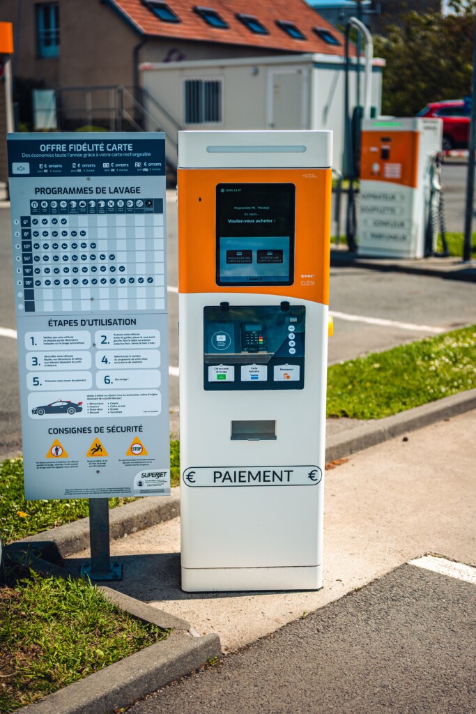 Cartadis - Borne de paiement Cubix : la nouvelle borne de paiement connectée qui révolutionne le lavage auto, en partenariat avec Lavance - Portique S10 67